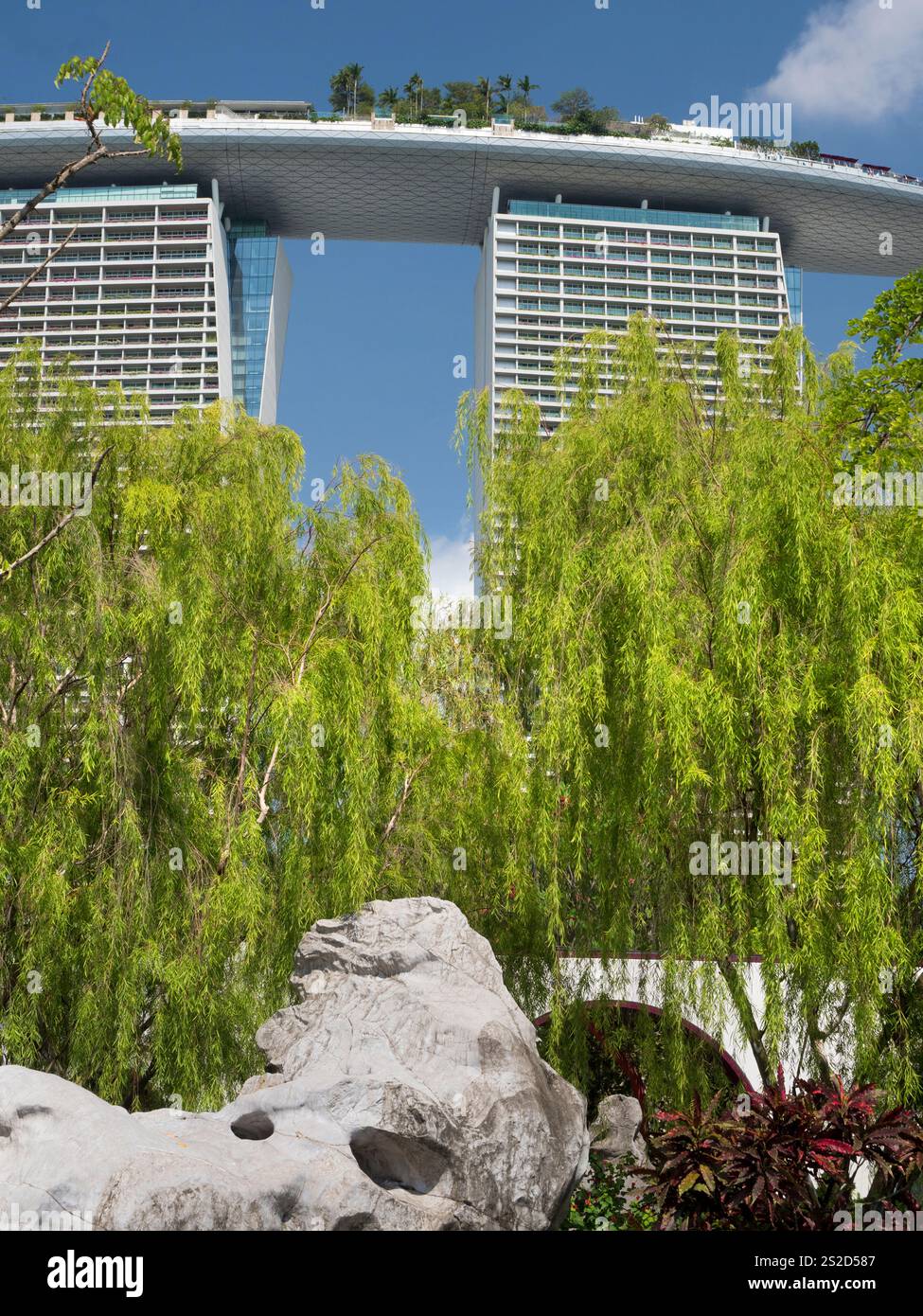 Giardino Cinese tradizionale, Gardens by the Bay, Marina Bay Hotel in lontananza, Singapore. Singapore aspira ad essere la città più verde del mondo; la sua Foto Stock