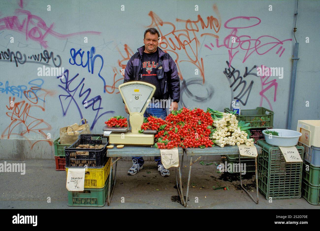 Repubblica Ceca, Praga, venditore ambulante di radiaci, porri e patate. Foto Stock