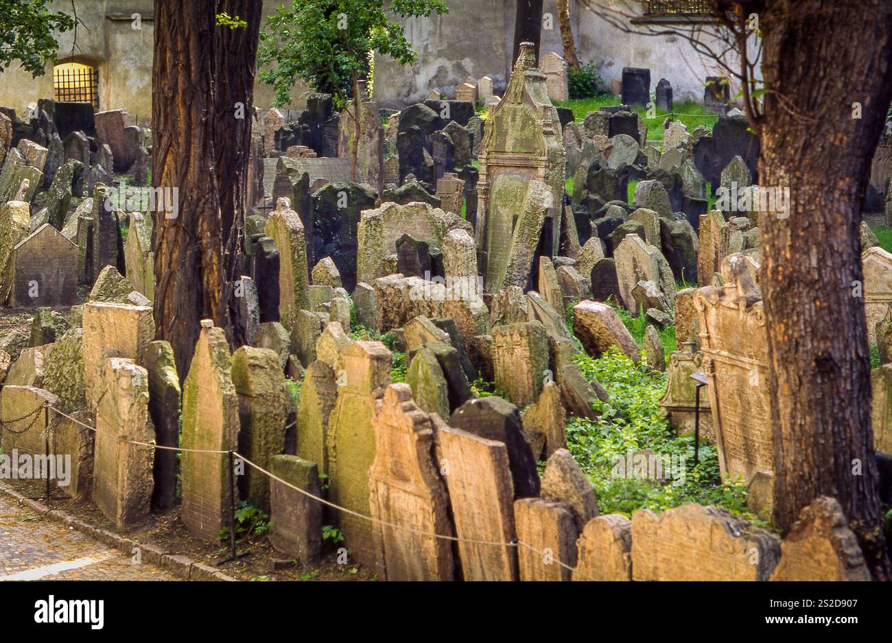 Repubblica Ceca, Praga, il vecchio cimitero ebraico è uno dei più grandi del suo genere in Europa e uno dei più importanti monumenti storici ebraici Foto Stock