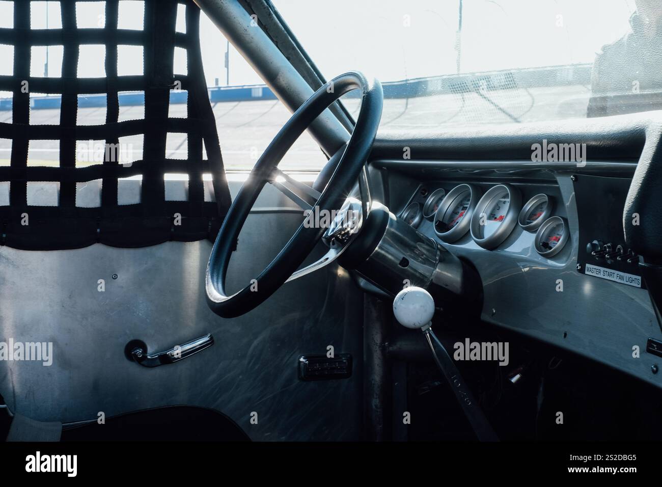 Volante e sedile del conducente in un abitacolo nascar vintage Foto Stock