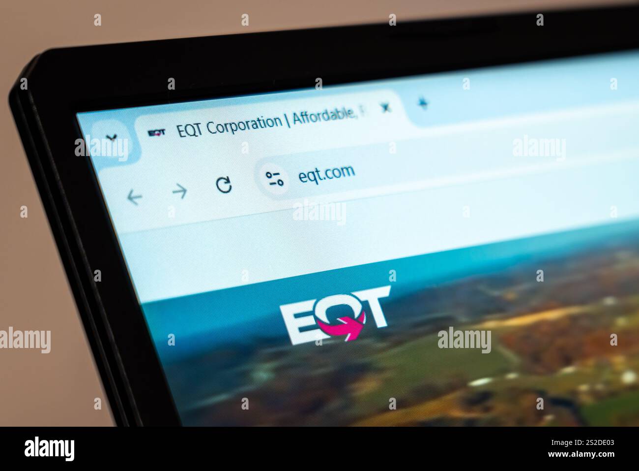 New York, USA - 7 gennaio 2025: Sito Web di EQT Corporation visualizzato sullo schermo di un computer che mostra la produzione di gas naturale e le soluzioni energetiche Foto Stock