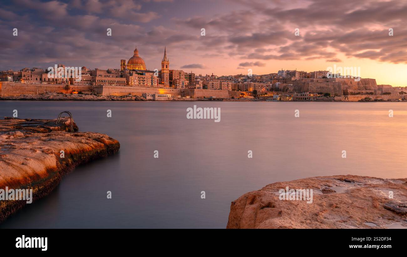 La Valletta, Malta. Immagine del paesaggio urbano della storica città vecchia di la Valletta, Malta, con il suggestivo tramonto autunnale. Foto Stock