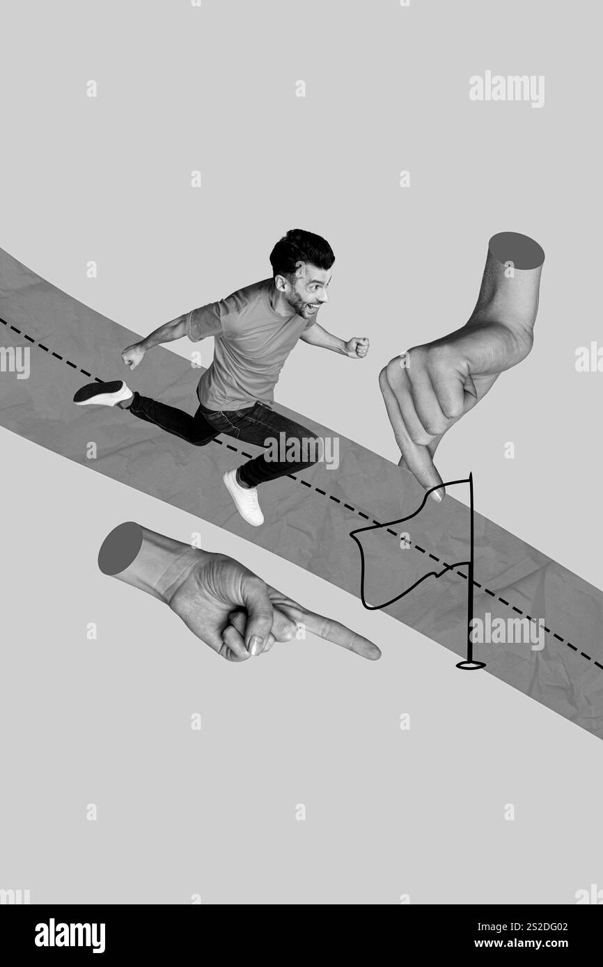 Collage fotografico del giovane corridore eccitato finisci linea bandiera punto dito modo corretto come ottenere carriera obiettivo isolato su sfondo di colore rosa Foto Stock