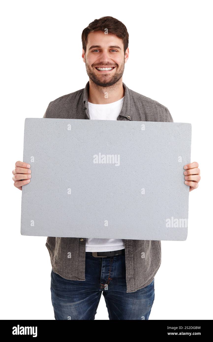 Uomo, poster vuoto e spazio con carta in ritratto studio con sorriso, opinione e recensione su sfondo bianco. Persona, modello e soddisfatto della targhetta Foto Stock
