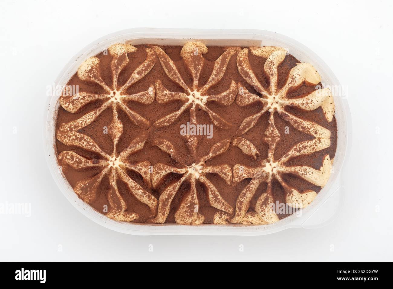 Gelato tiramisù in contenitore di plastica su sfondo bianco - elegante immagine di dessert congelato Foto Stock