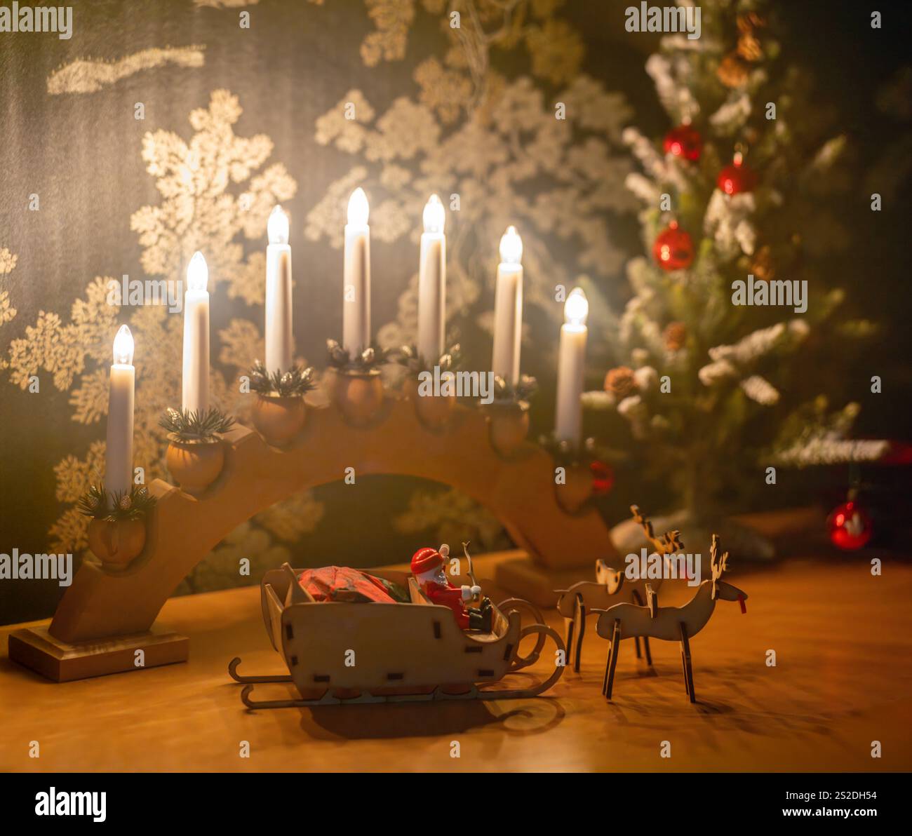 Natale natalizio con slitta in MDF tagliata al laser e renne con lucernari. Foto Stock