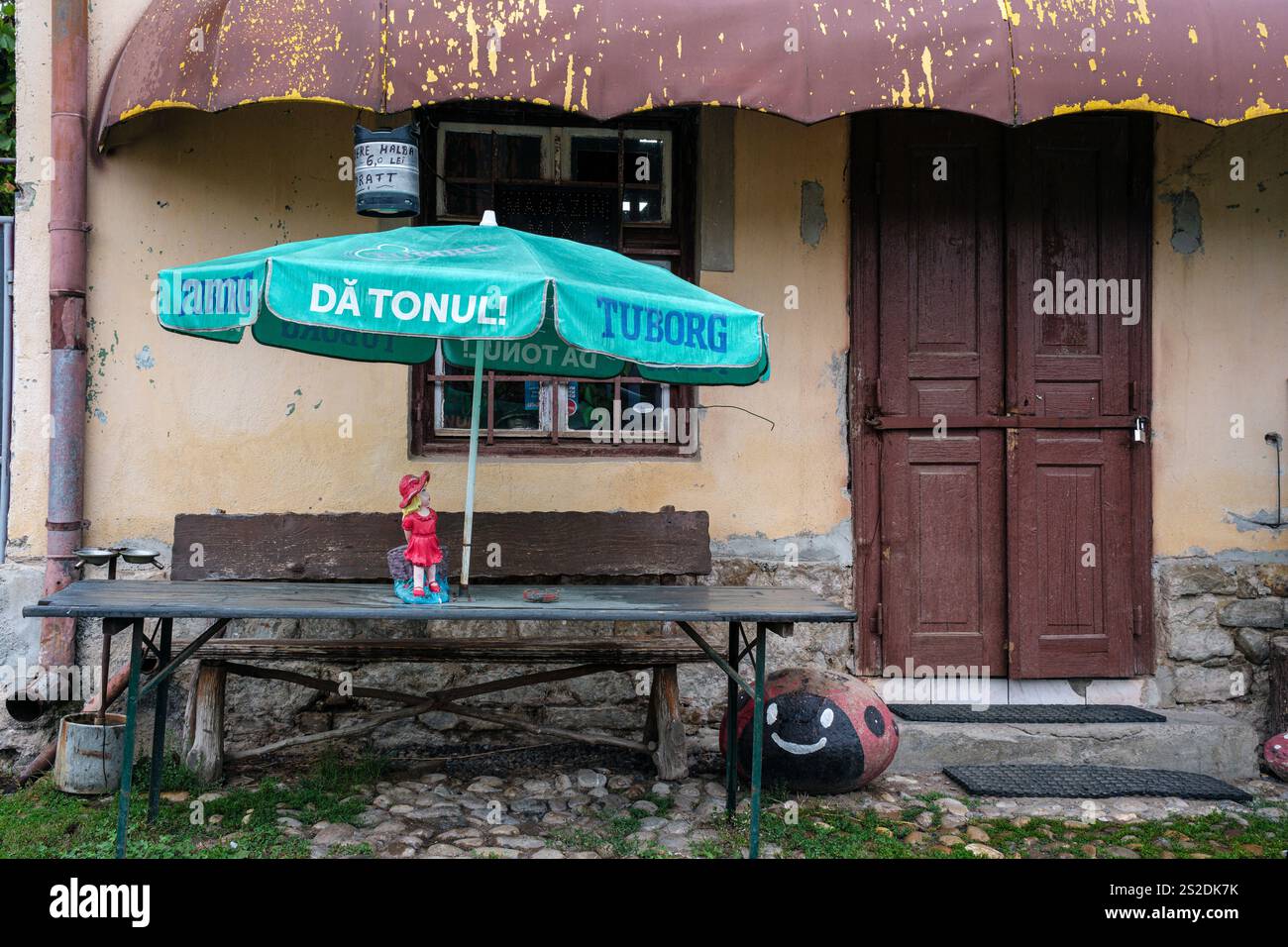 Una caffetteria chiusa nel villaggio di Viscri, Transilvania, Romania Foto Stock