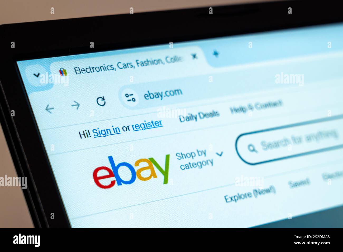 New York, USA - 7 gennaio 2025: Homepage del sito eBay con negozi online e servizi di aste Foto Stock