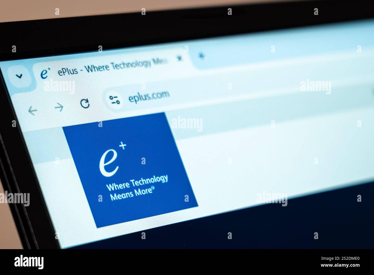 New York, USA - 7 gennaio 2025: Sito Web EPlus visualizzato sullo schermo del computer che presenta soluzioni tecnologiche e servizi di infrastruttura IT Foto Stock