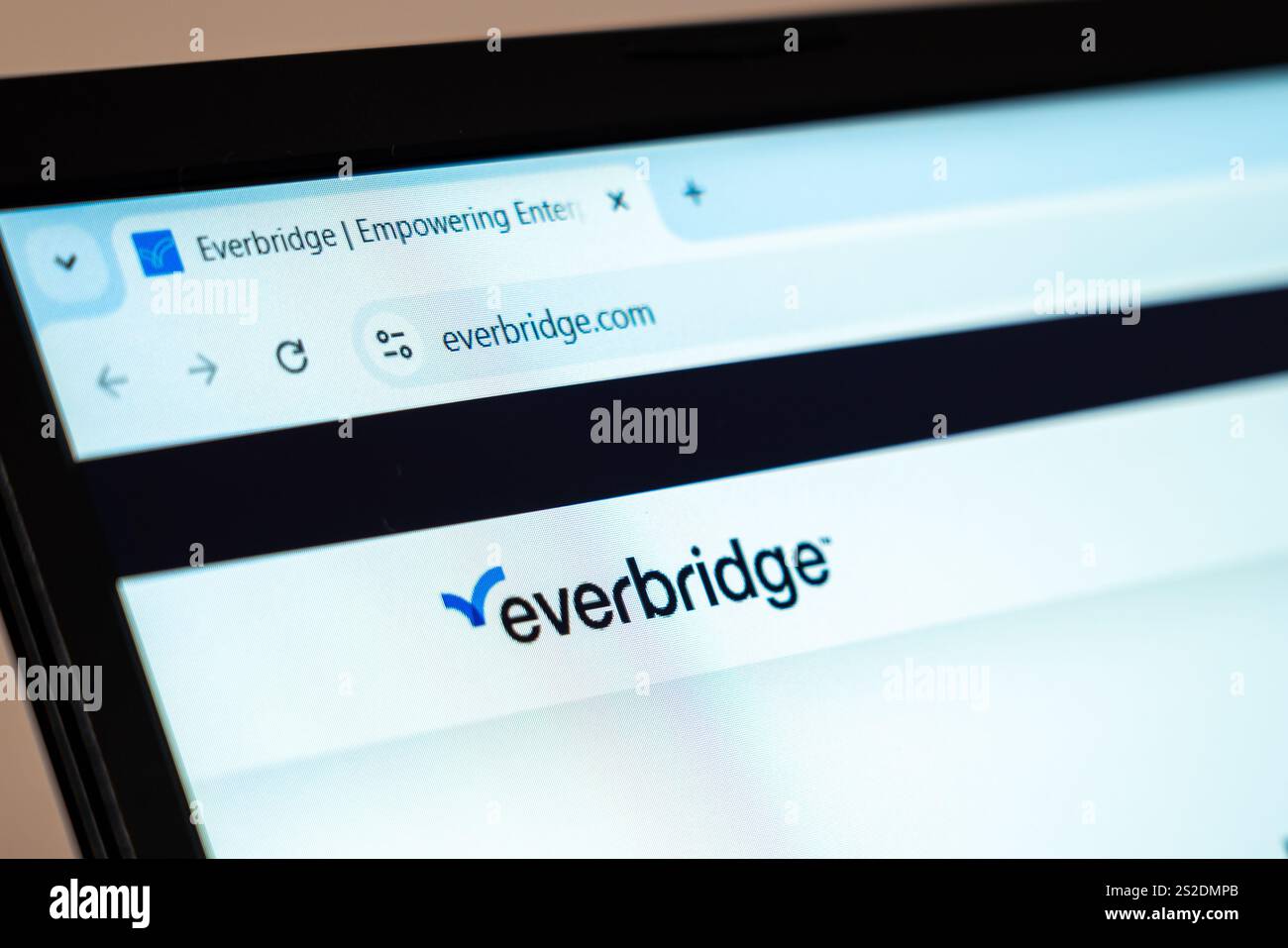 New York, USA - 7 gennaio 2025: Homepage del sito web Everbridge visualizzata sullo schermo del computer con gestione degli eventi critici e comunicazione Foto Stock