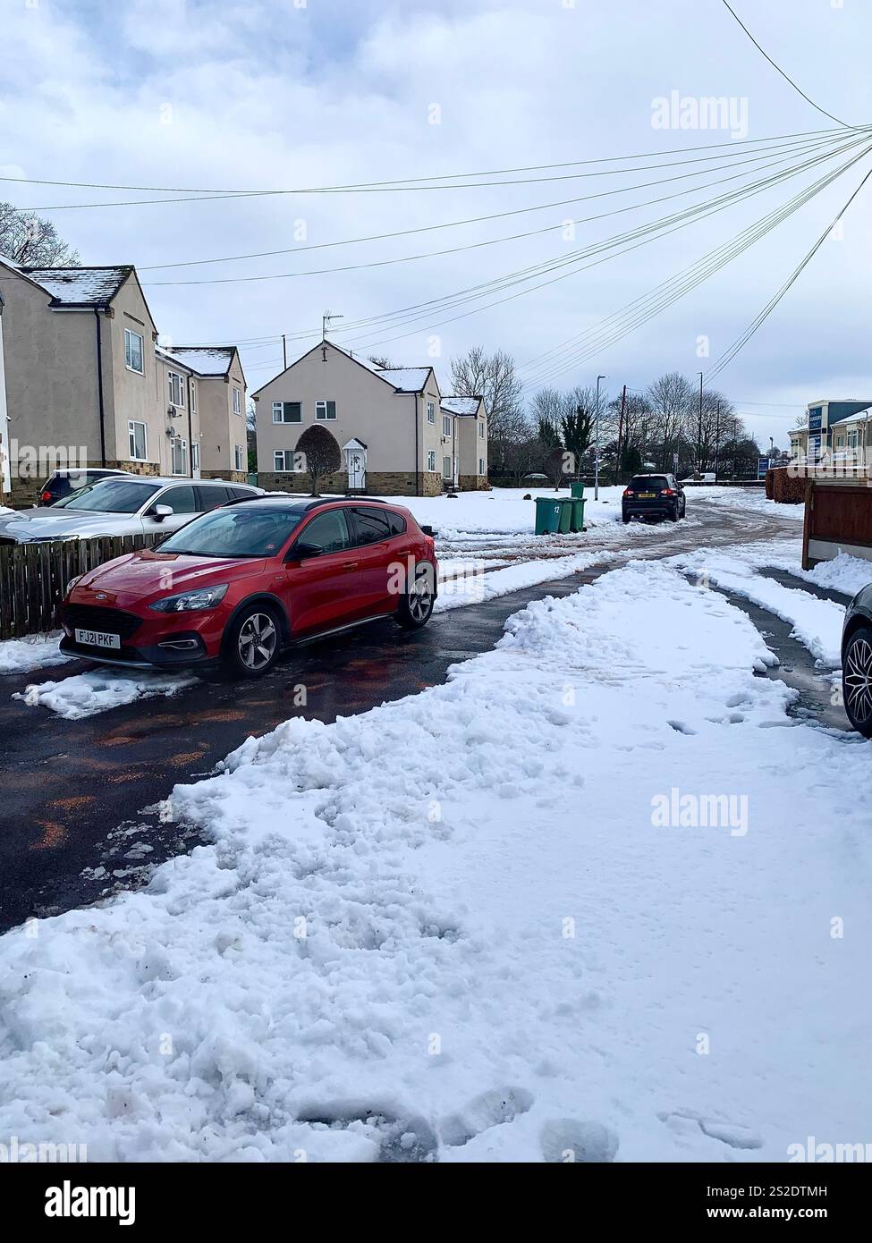 Guiseley North Yorkshire neve ghiaccio tempo di Natale pulizia Clear Drive vialetto Place Town home live neve tempesta di neve Airport Sludge spade man UK - Immagine stock catturata con smartphone