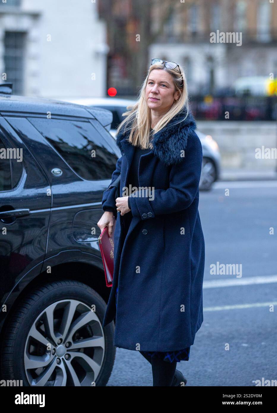 Londra, Regno Unito. 7 gennaio 2025. Ellie Reeves, Ministro senza portafoglio e Presidente del Partito Laburista, arriva all'ufficio del Gabinetto per la prima riunione del Gabinetto dell'anno crediti: Richard Lincoln/Alamy Live News Foto Stock