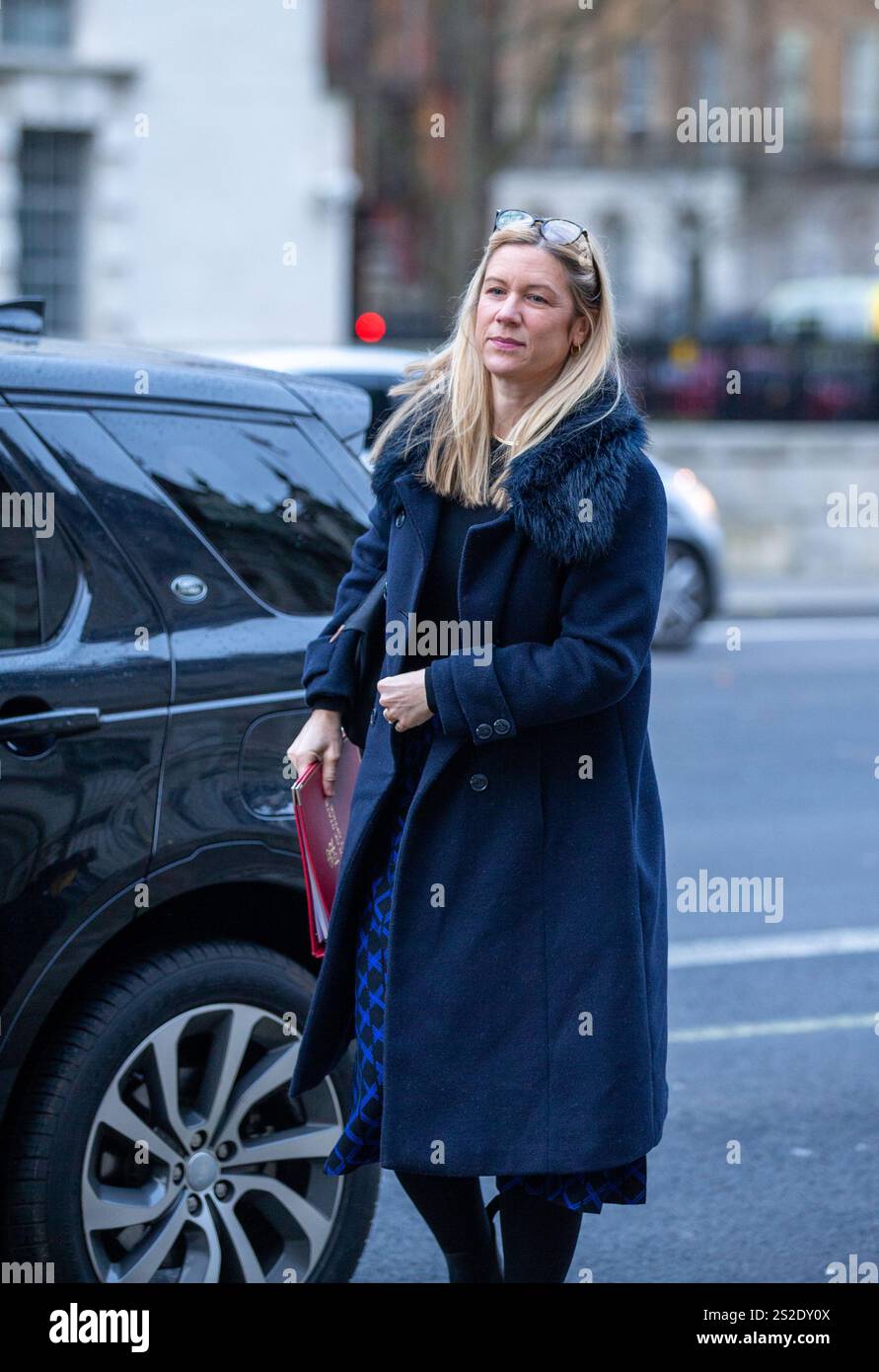 Londra, Regno Unito. 7 gennaio 2025. Ellie Reeves, Ministro senza portafoglio e Presidente del Partito Laburista, arriva all'ufficio del Gabinetto per la prima riunione del Gabinetto dell'anno crediti: Richard Lincoln/Alamy Live News Foto Stock