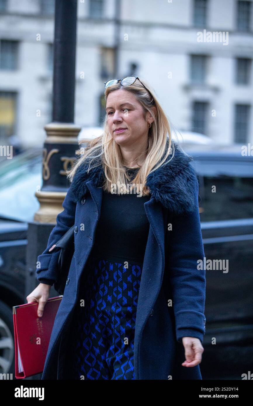Londra, Regno Unito. 7 gennaio 2025. Ellie Reeves, Ministro senza portafoglio e Presidente del Partito Laburista, arriva all'ufficio del Gabinetto per la prima riunione del Gabinetto dell'anno crediti: Richard Lincoln/Alamy Live News Foto Stock