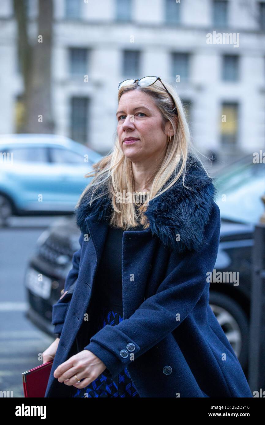 Londra, Regno Unito. 7 gennaio 2025. Ellie Reeves, Ministro senza portafoglio e Presidente del Partito Laburista, arriva all'ufficio del Gabinetto per la prima riunione del Gabinetto dell'anno crediti: Richard Lincoln/Alamy Live News Foto Stock