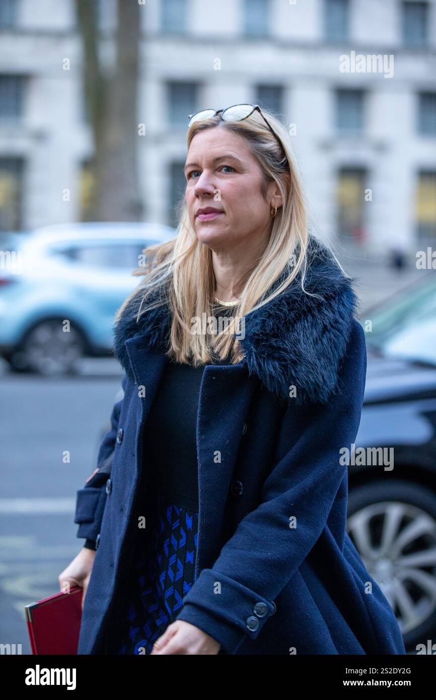 Londra, Regno Unito. 7 gennaio 2025. Ellie Reeves, Ministro senza portafoglio e Presidente del Partito Laburista, arriva all'ufficio del Gabinetto per la prima riunione del Gabinetto dell'anno crediti: Richard Lincoln/Alamy Live News Foto Stock