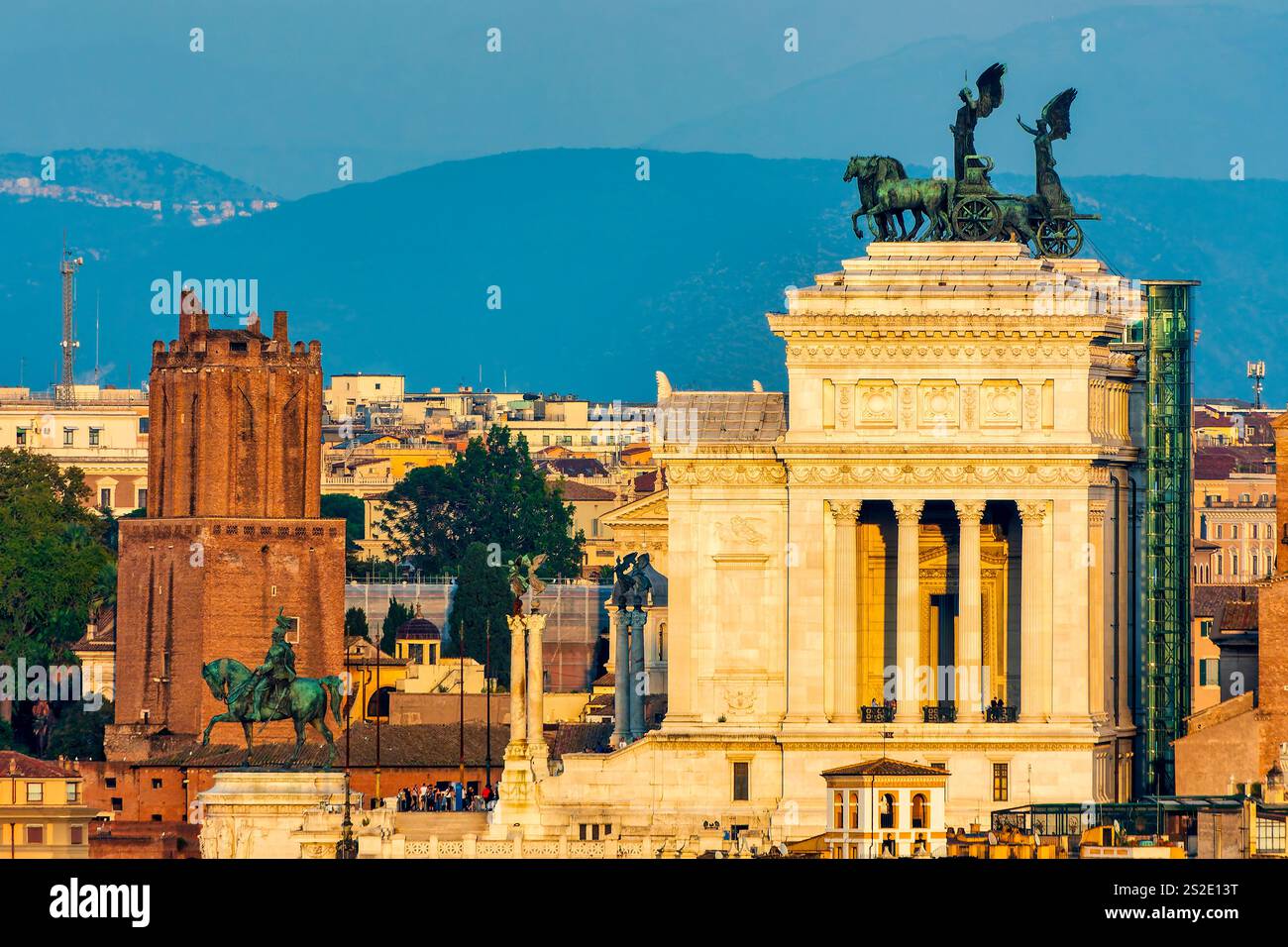 Una vista laterale del Vittoriano (altare della Patria) e della Torre delle milizie a Roma, Italia. Foto Stock