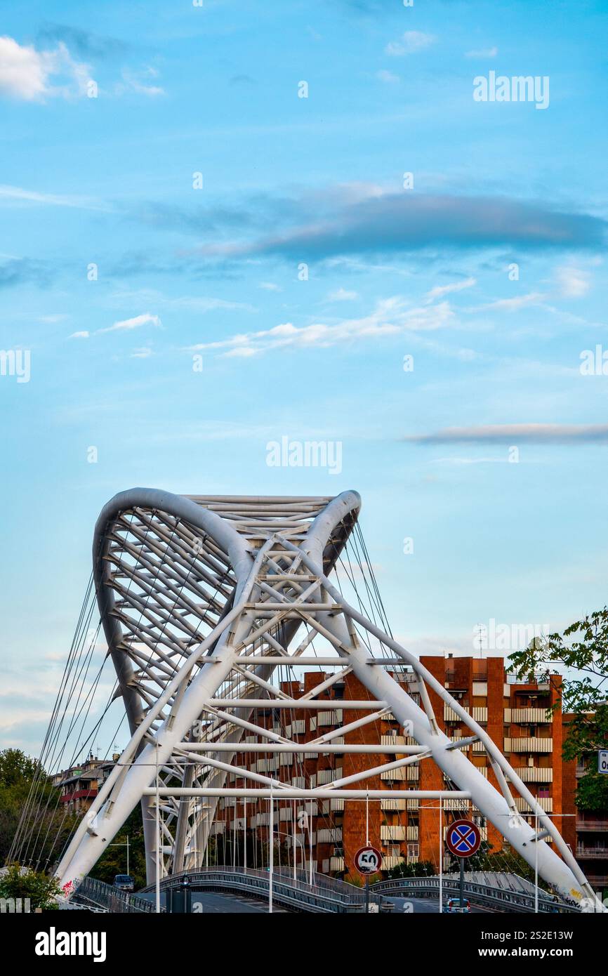 Il Ponte Settimia Spizzichino, situato nel quartiere Garbatella di Roma, in Italia, è una suggestiva struttura moderna che prende il nome dal sopravvissuto all'Olocausto Sett Foto Stock