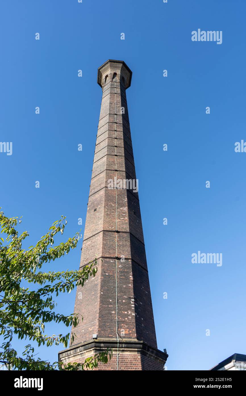 Foss Islands Chimney 'The Destructor' 1899 Grade 2, classificato vicino a Morrisons in Foss Islands Road, York, North Yorkshire Foto Stock