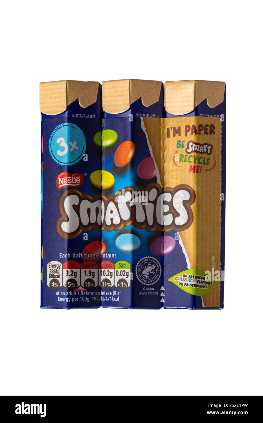 confezione da 3 caramelle Nestle Smarties in confezioni di carta per il riciclaggio isolate su sfondo bianco - sono carta Be Smart Recycle me Foto Stock