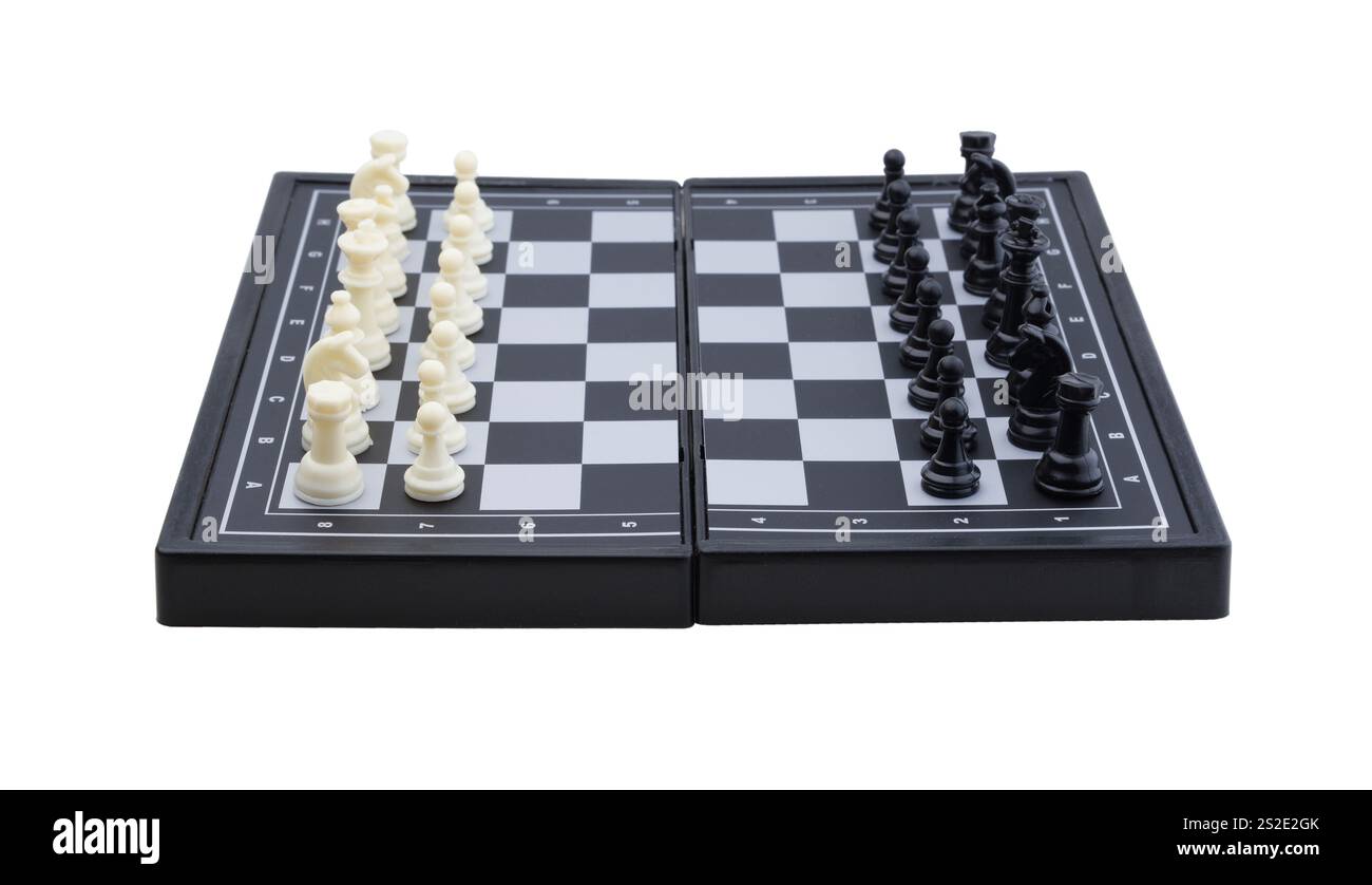 Set di scacchi in plastica portatile isolato su bianco. Foto Stock