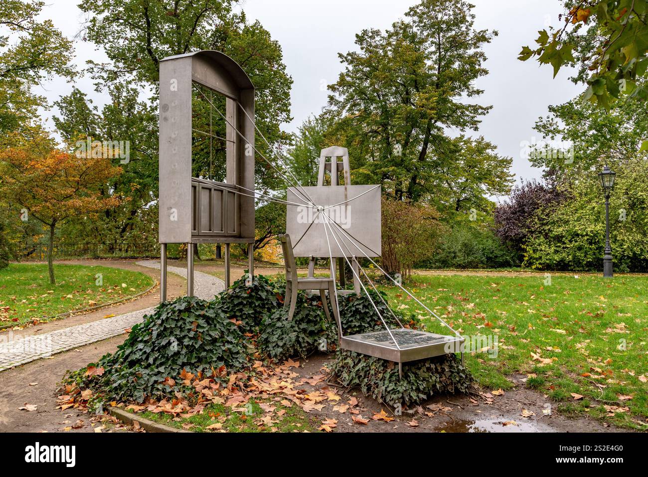 DRESDA, GERMANIA - 3 NOVEMBRE 2023: Questo è un insolito monumento moderno al famoso artista tedesco del XIX secolo Caspar David Friedrich. Foto Stock