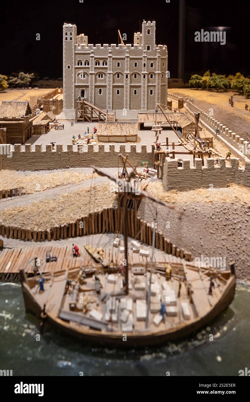 Modello in scala che illustra la costruzione medievale della Torre Bianca normanna di Londra all'interno del Museo della Tappezzeria di Bayeux in Francia Foto Stock