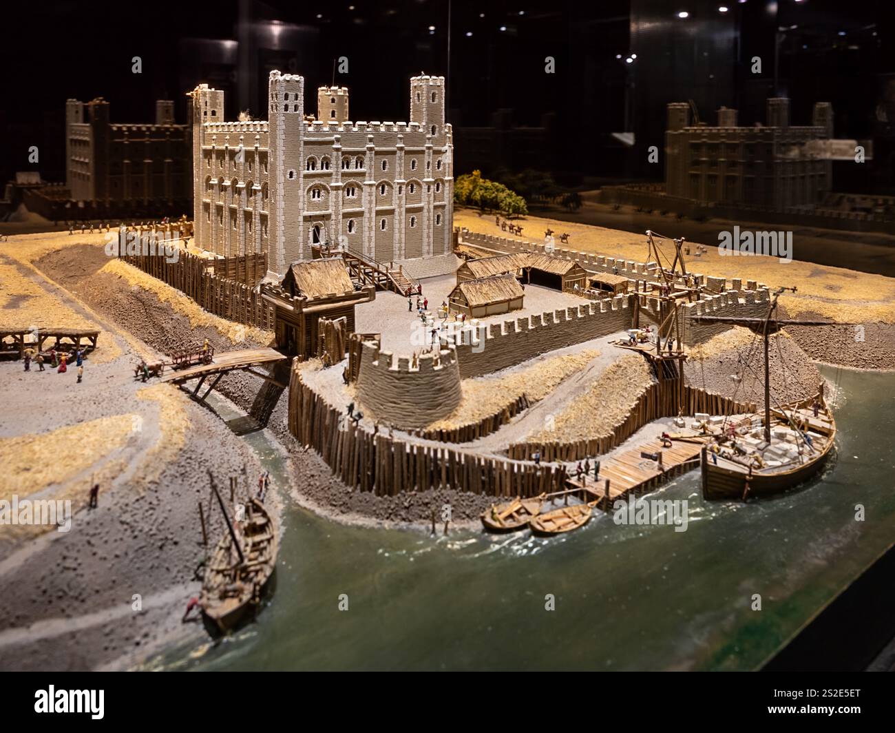 Modello in scala che illustra la costruzione medievale della Torre Bianca normanna di Londra all'interno del Museo della Tappezzeria di Bayeux in Francia Foto Stock