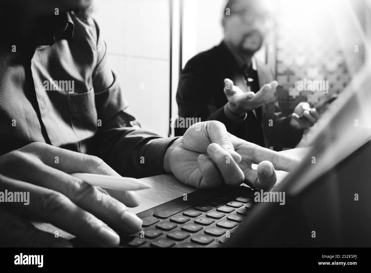 Il team di attività di brainstorming. Foto di giovani manager creativo personale che lavora con il nuovo progetto di avvio office.Keyboard Dock digitale compressa sul banco in marmo. sun f Foto Stock