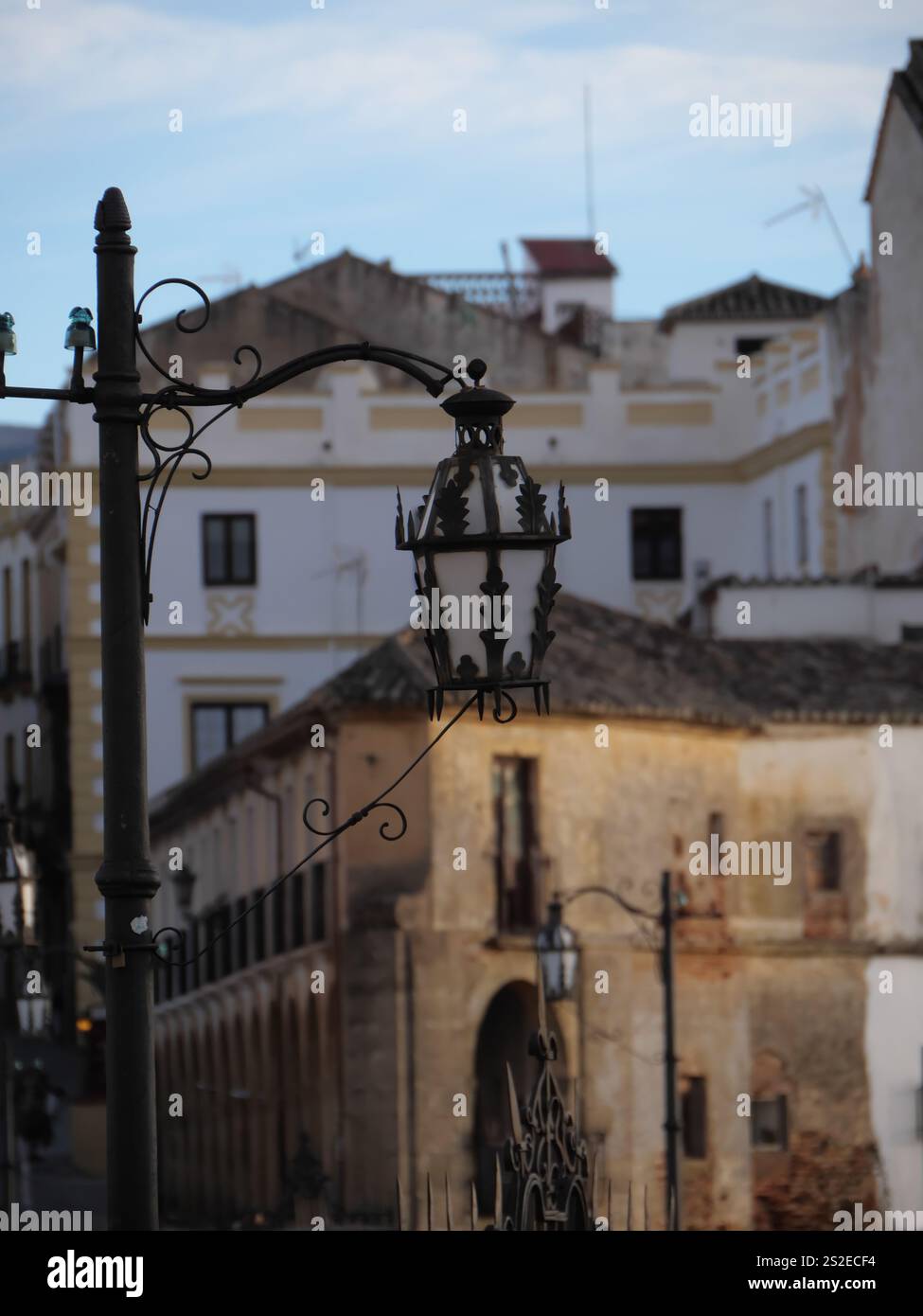 Un vecchio lampione sulla Plaza de Espana di fronte alle vecchie case di Ronda in Spagna Foto Stock