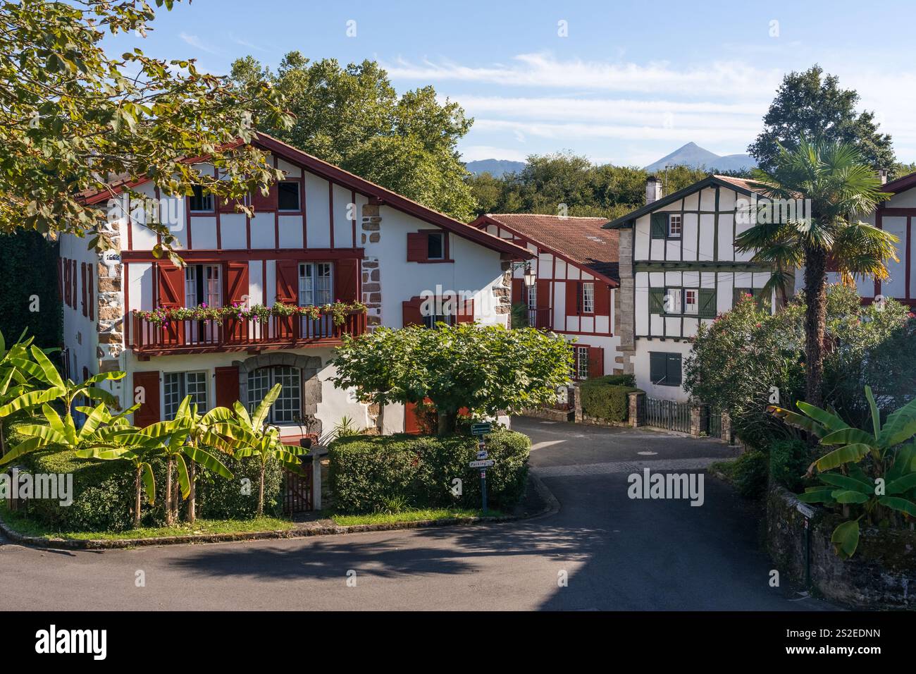 AINHOA, FRANCIA - 4 SETTEMBRE 2022: Case tradizionali nella strada principale del villaggio di Ainhoa, nei Paesi Baschi francesi. Foto Stock