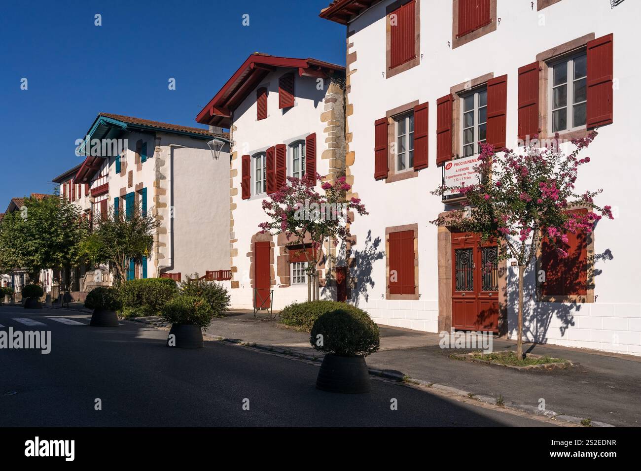 AINHOA, FRANCIA - 4 SETTEMBRE 2022: Case tradizionali nella strada principale del villaggio di Ainhoa, nei Paesi Baschi francesi. Foto Stock