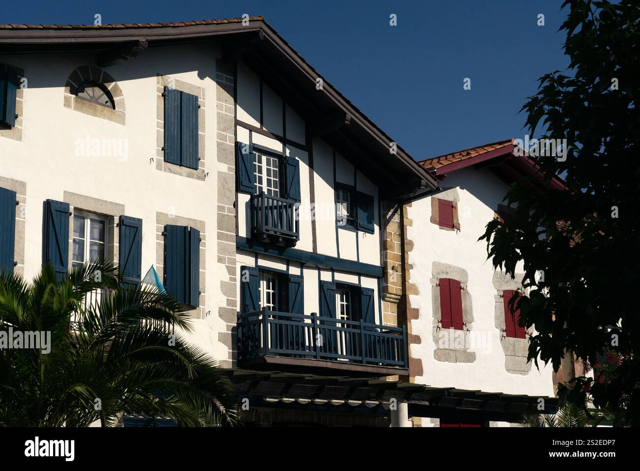 AINHOA, FRANCIA - 4 SETTEMBRE 2022: Case tradizionali nella strada principale del villaggio di Ainhoa, nei Paesi Baschi francesi. Foto Stock