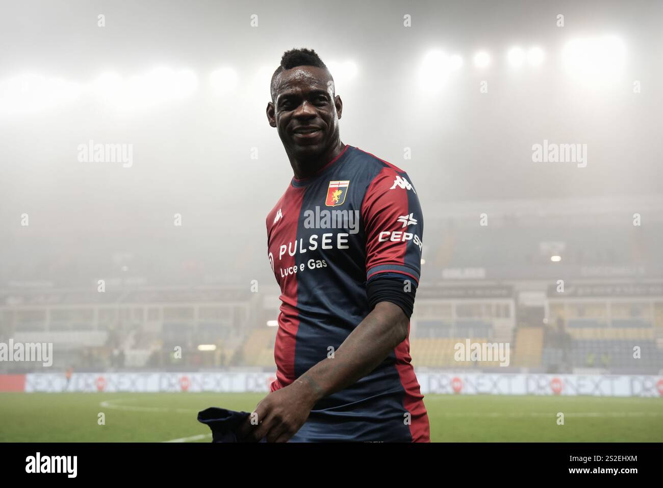 Genova&#x2019;S Mario Balotelli guarda al termine della partita di serie A Enilive 2024/2025 tra Parma e Genova - serie A Enilive allo Stadio Ennio Tardini - Sport, calcio - Parma, Italia - lunedì 4 novembre 2024 (foto di massimo Paolone/LaPresse) Foto Stock