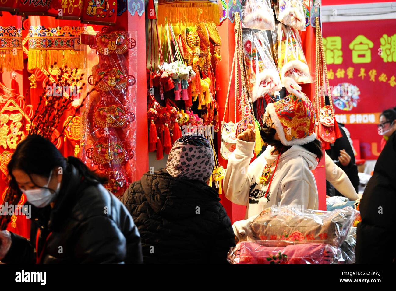 PECHINO, CINA - 7 GENNAIO 2025 - i visitatori fanno shopping alla 29esima Fiera di Capodanno di Pechino, che si tiene presso il National Agriculture Exhibition Center di Pechino, Foto Stock