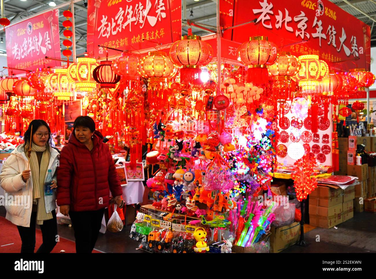 PECHINO, CINA - 7 GENNAIO 2025 - i visitatori fanno shopping alla 29esima Fiera di Capodanno di Pechino, che si tiene presso il National Agriculture Exhibition Center di Pechino, Foto Stock