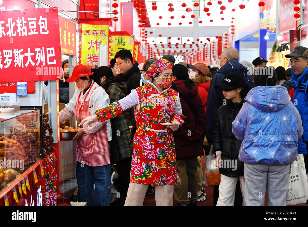 PECHINO, CINA - 7 GENNAIO 2025 - i visitatori fanno shopping alla 29esima Fiera di Capodanno di Pechino, che si tiene presso il National Agriculture Exhibition Center di Pechino, Foto Stock