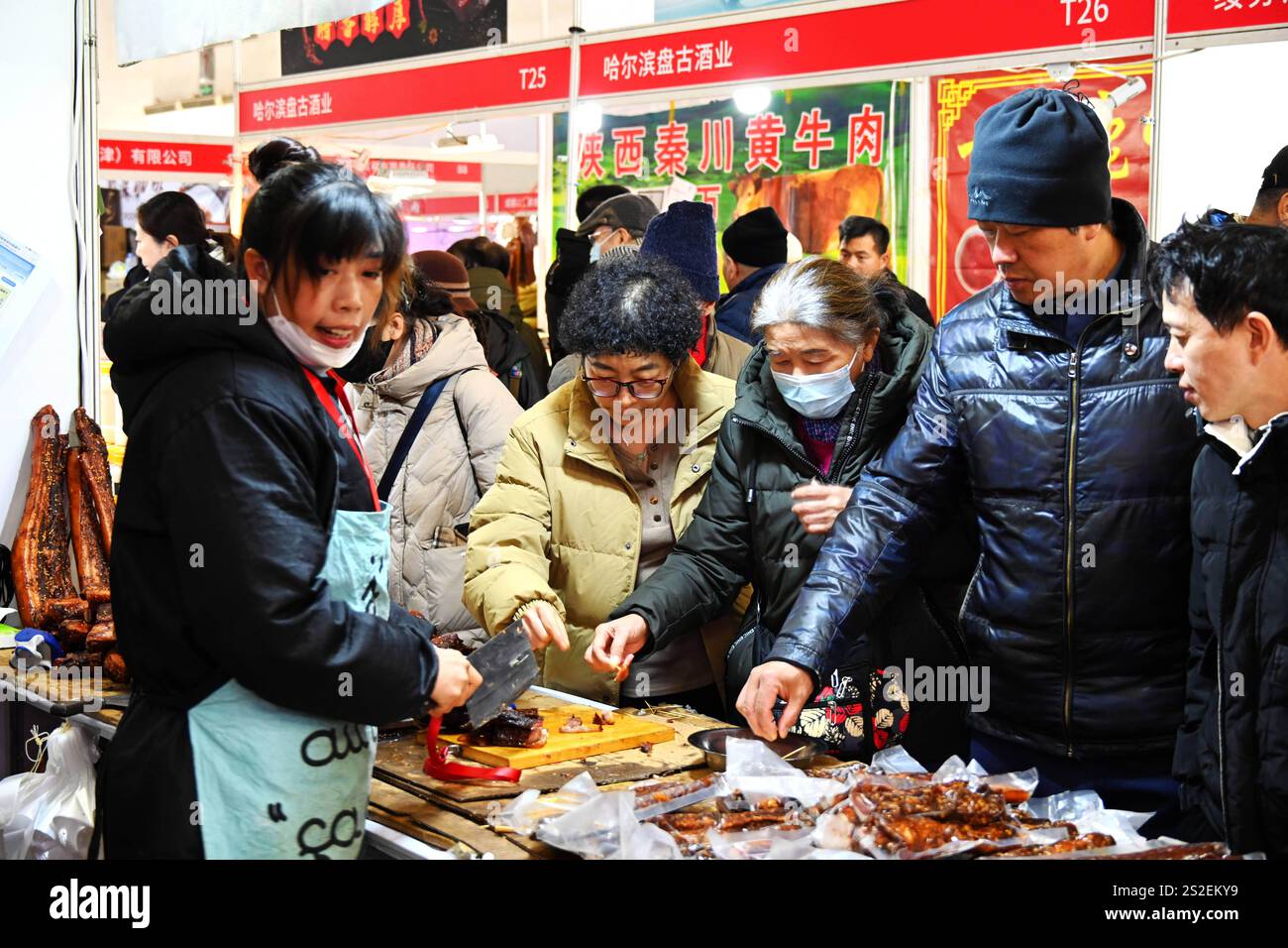 PECHINO, CINA - 7 GENNAIO 2025 - i visitatori fanno shopping alla 29esima Fiera di Capodanno di Pechino, che si tiene presso il National Agriculture Exhibition Center di Pechino, Foto Stock
