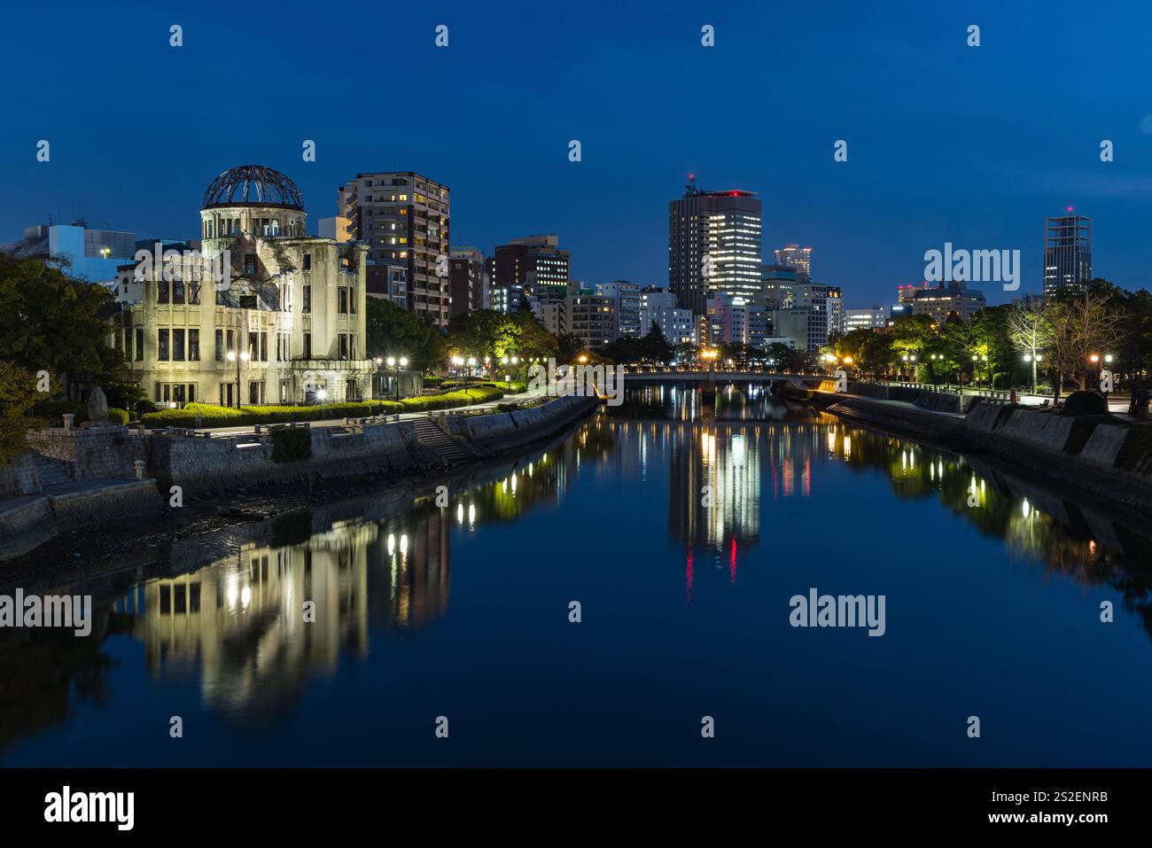 Vista notturna della cupola illuminata della bomba atomica e del fiume Motoyasu a Hiroshima, Giappone Foto Stock