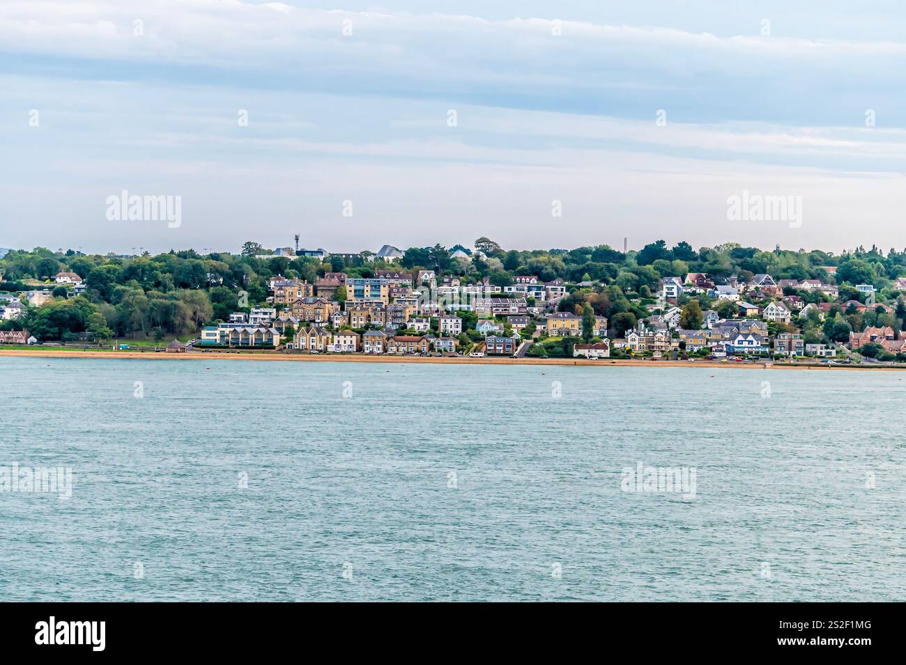 Vista dall'acqua di Southampton verso Lee-on-Solent al tramonto in autunno Foto Stock