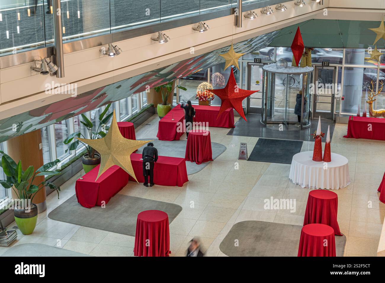 La lobby dell'edificio degli uffici e' in fase di preparazione per l'evento di vacanza, Philadelphia Pennsylvania USA Foto Stock