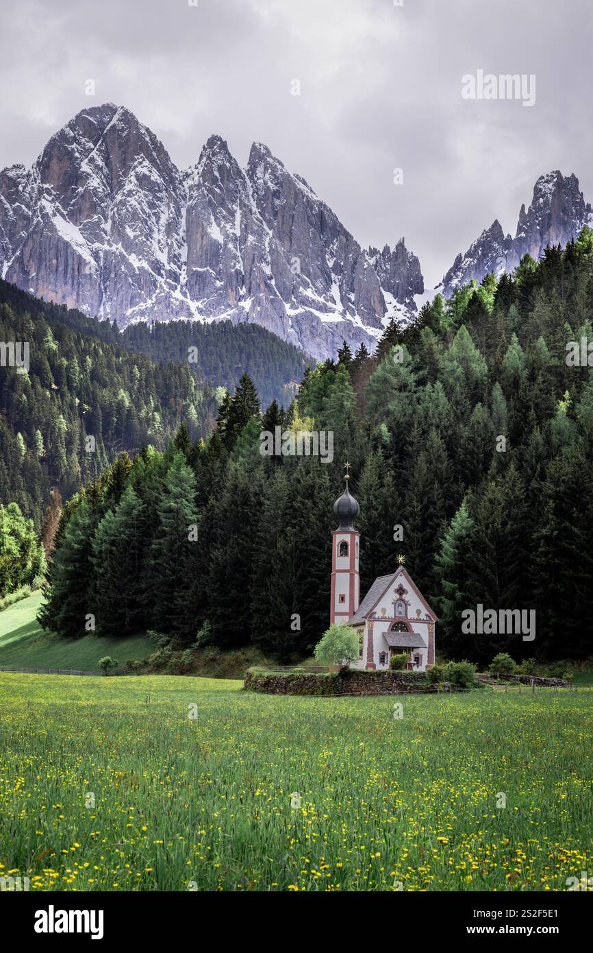 Santa Maddalena è un pittoresco villaggio situato nelle Dolomiti, una catena montuosa nel nord-est dell'Italia. Foto Stock