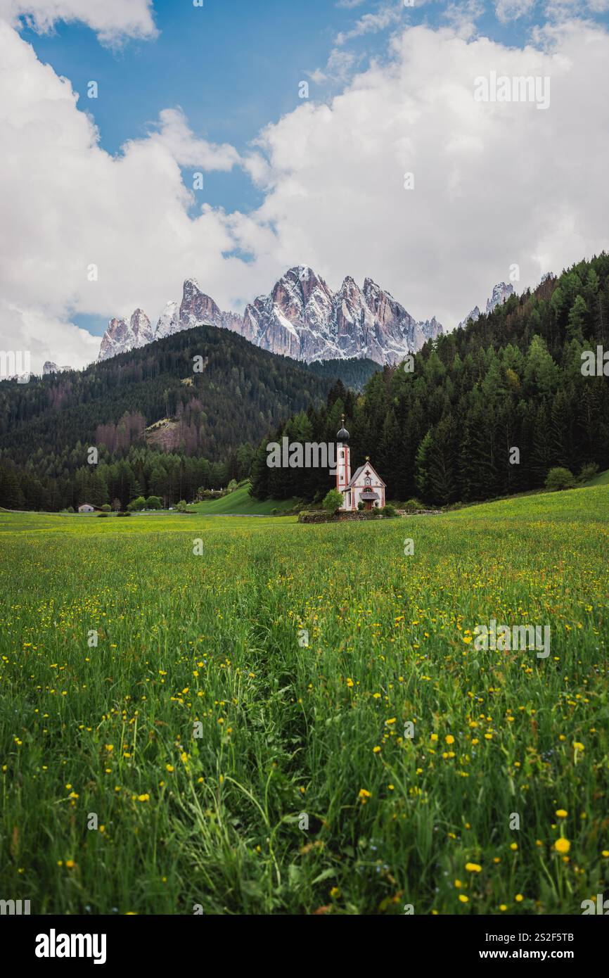 Santa Maddalena è un pittoresco villaggio situato nelle Dolomiti, una catena montuosa nel nord-est dell'Italia. Foto Stock