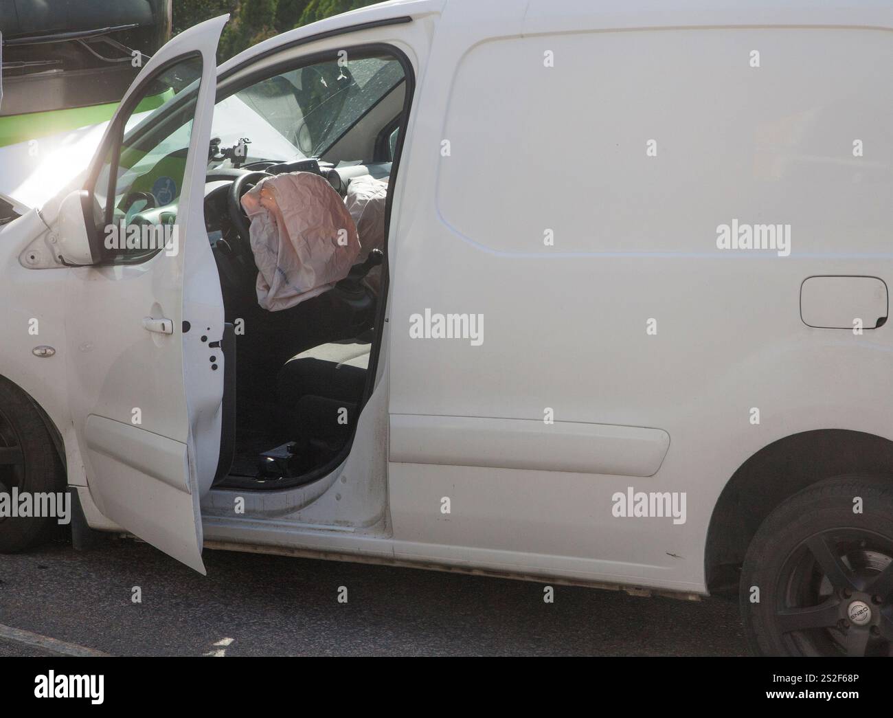 INCIDENTE STRADALE tra un autobus e un piccolo furgone Foto Stock