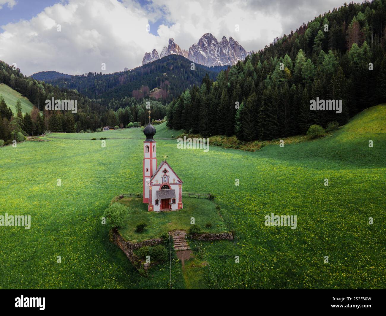 Santa Maddalena è un pittoresco villaggio situato nelle Dolomiti, una catena montuosa nel nord-est dell'Italia. Foto Stock
