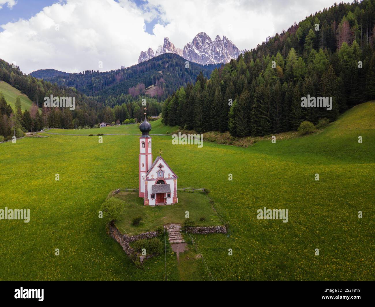 Santa Maddalena è un pittoresco villaggio situato nelle Dolomiti, una catena montuosa nel nord-est dell'Italia. Foto Stock
