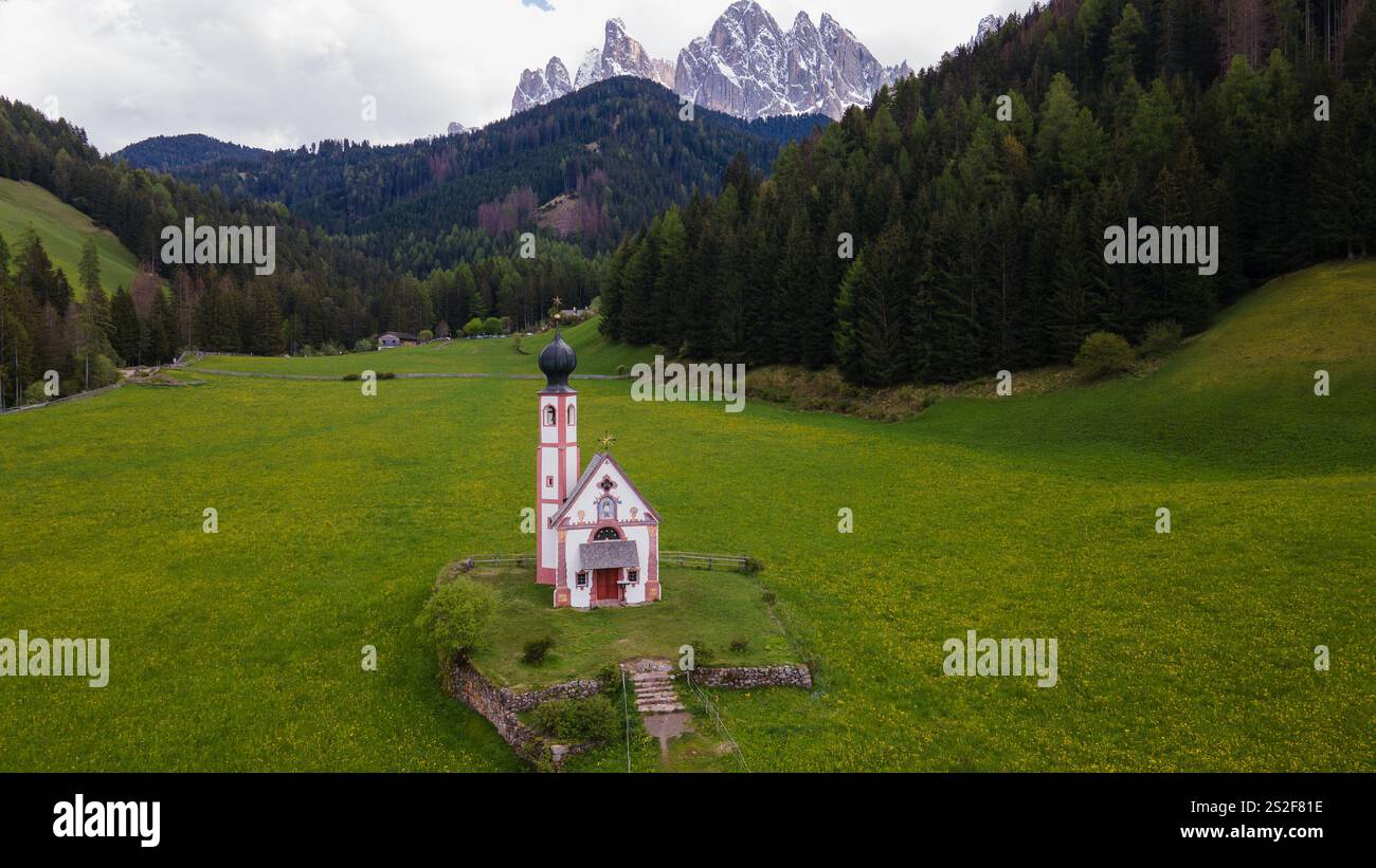 Santa Maddalena è un pittoresco villaggio situato nelle Dolomiti, una catena montuosa nel nord-est dell'Italia. Foto Stock