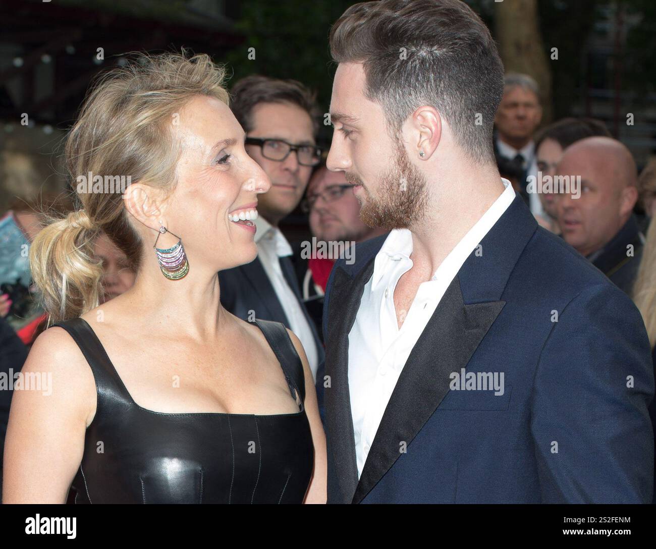 Sam Taylor-Wood e Aaron Taylor-Johnson alla prima europea di "Godzilla" tenutasi all'Odeon Leicester Square a Londra - 11 maggio 2014 Foto Stock