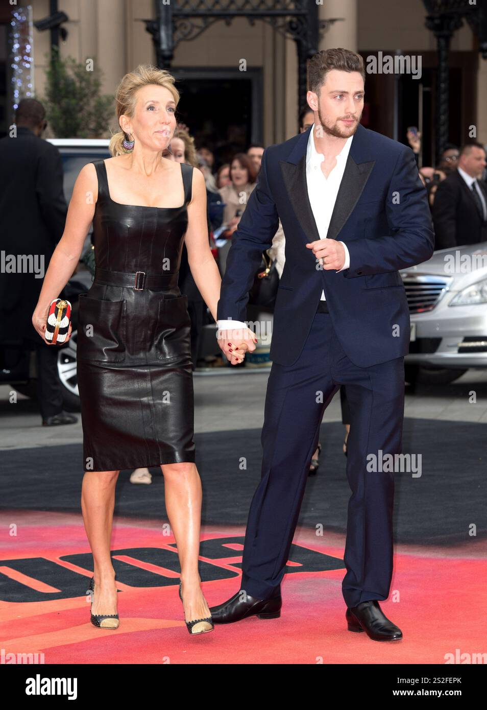 Sam Taylor-Wood e Aaron Taylor-Johnson alla prima europea di "Godzilla" tenutasi all'Odeon Leicester Square a Londra - 11 maggio 2014 Foto Stock