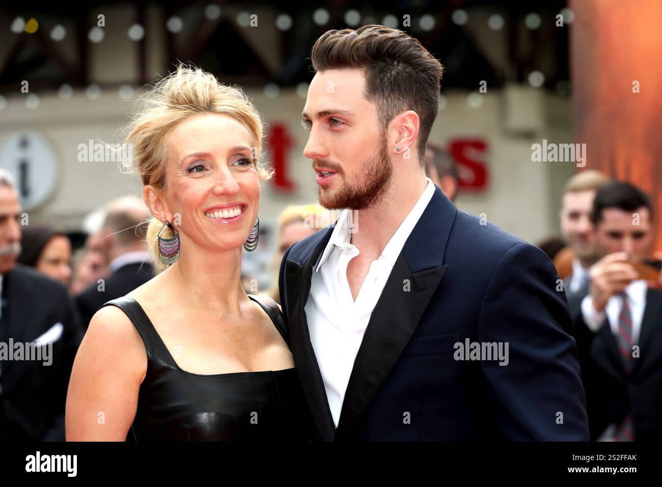 Sam Taylor-Wood e Aaron Taylor-Johnson alla prima europea di "Godzilla" tenutasi all'Odeon Leicester Square a Londra - 11 maggio 2014 Foto Stock
